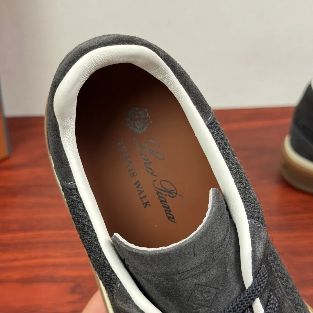 Batch 740 Loro Piana Tennis Walk men's moral training sneakers! These new textured leather tennis shoes feature an ultra-low-top design for year-round wear and are water-resistant. The wrapped sole creates an effortlessly attractive color combination that harmoniously blends functionality with understated style. The ideal footwear option for urban dressing. The heel is decorated with a soft calfskin tongue with Kummel color inserts and an embossed LP logo. Cotton shoelaces. Material: Upper: Gray woven stitching with cowhide accents! Sole: Rubber lining: Cow leather original rubber sole, excellent foot comfort, complete package! Size: 39-40-41-42-43-44 leather shoe size (can be customized to 38.4546) Item number: FAM1316 dark gray